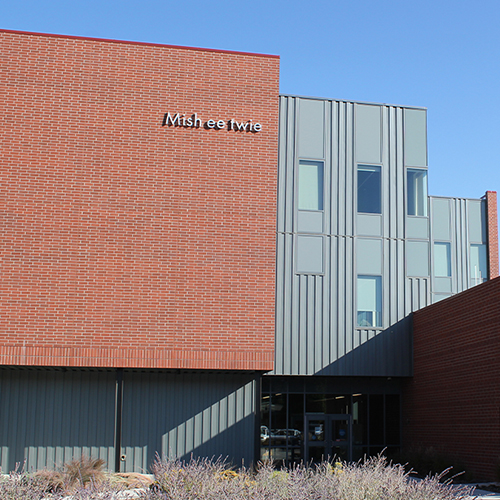 An exterior view of the Mish ee twie building on the Wenatchee campus.